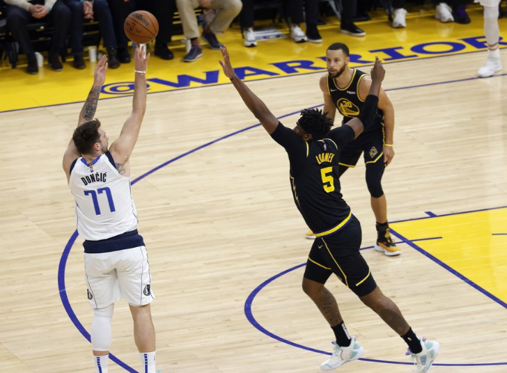 德甲倒计时,阿斯顿维拉集结日手感冰凉,细节引发关注,气氛紧张,控场能力受关注 德甲倒计时,阿斯顿维拉集结日手感冰凉,细节引发关注,气氛紧张,控场能力受关注