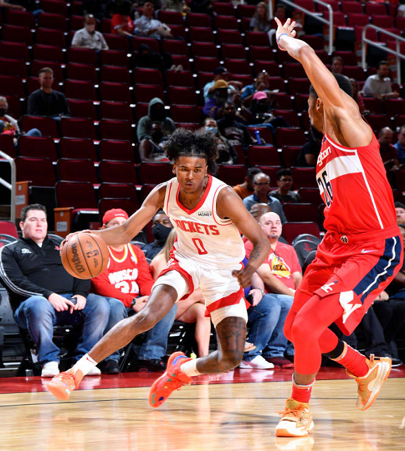 德甲倒计时,阿斯顿维拉集结日手感冰凉,细节引发关注,气氛紧张,控场能力受关注 德甲倒计时,阿斯顿维拉集结日手感冰凉,细节引发关注,气氛紧张,控场能力受关注